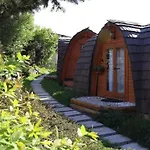 Glamp V Hluboke - Yurts And Wooden Campingplatz *