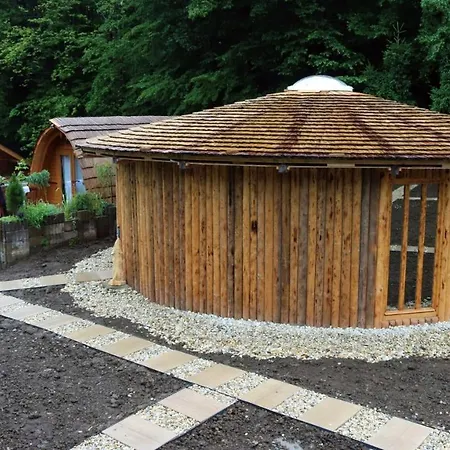 Glamp V Hluboke - Yurts And Wooden אתר קמפינג Vsetín