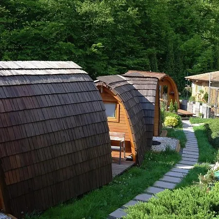 Glamp V Hluboke - Yurts And Wooden אתר קמפינג