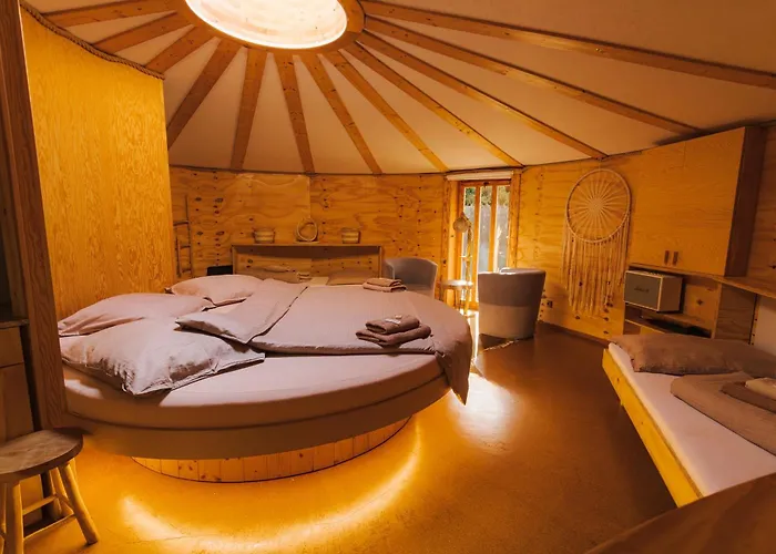 Kamp alanı Glamp V Hluboke - Yurts And Wooden