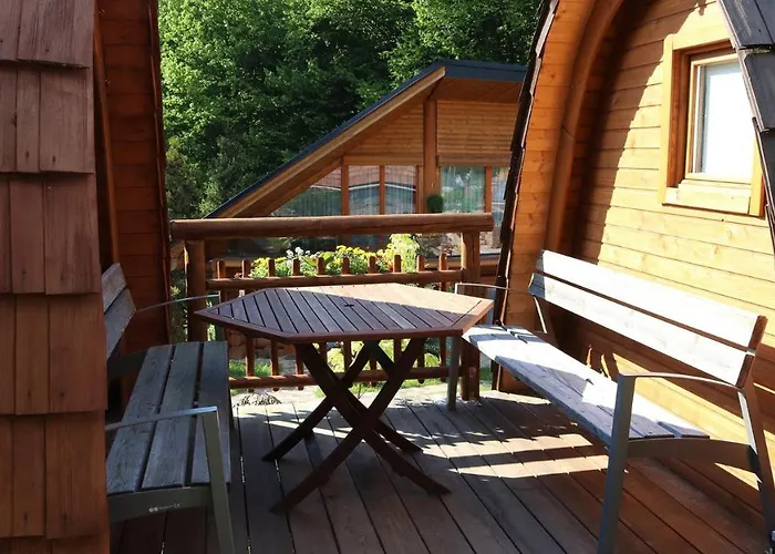 Kamp alanı Glamp V Hluboke - Yurts And Wooden *